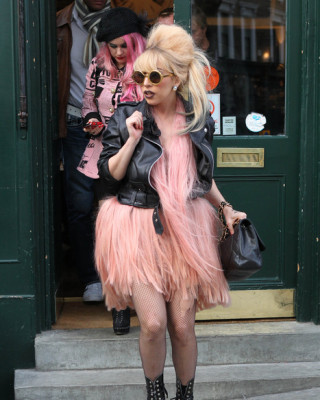 Фото 11592 к новости Lady GaGa и ее эпатажное платье "фламинго"