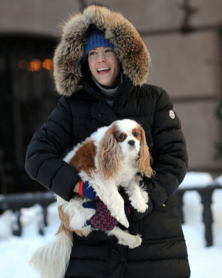 Фото 13087 к новости Лив Тайлер с сыном и собакой на прогулке