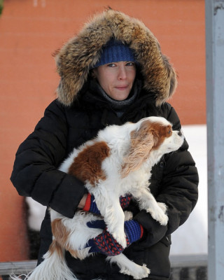 Фото 13092 к новости Лив Тайлер с сыном и собакой на прогулке
