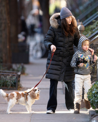 Фото 13095 к новости Лив Тайлер с сыном и собакой на прогулке