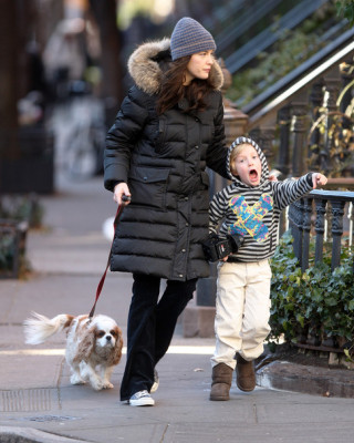 Фото 13097 к новости Лив Тайлер с сыном и собакой на прогулке