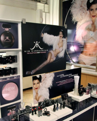 Фото 6858 к новости Ким Кардашиан представила свой парфюм в Sephora в Нью-Йорке
