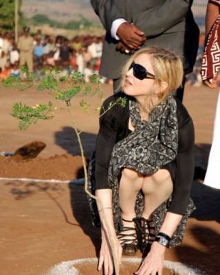 Фото 7686 к новости Мадонна заложила первые кирпичи новой школы в Малави