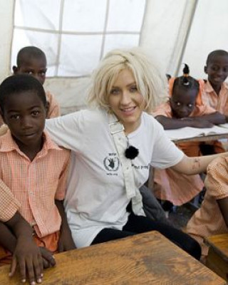 Фото 8340 к новости Кристина Агилера посетила две гаитянские школы