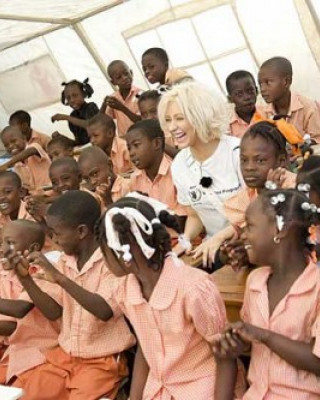 Фото 8341 к новости Кристина Агилера посетила две гаитянские школы
