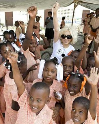 Фото 8342 к новости Кристина Агилера посетила две гаитянские школы