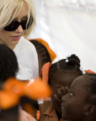 Фото 8343 к новости Кристина Агилера посетила две гаитянские школы