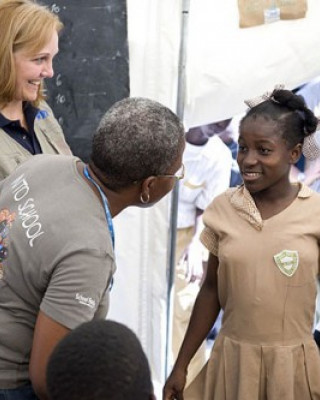 Фото 8347 к новости Кристина Агилера посетила две гаитянские школы