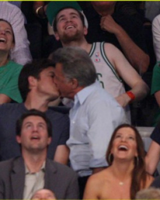 Фото 8903 к новости Джейсону Бэйтману понравилось целоваться с Дастином Хоффманом