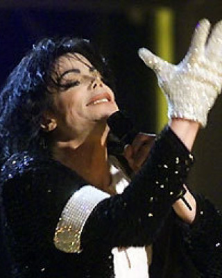 Фото 9297 к новости Жительница Лос-Анджелеса заплатила 190 тысяч за перчатку Майкла Джексона
