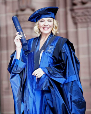 Фото 9594 к новости Ким Кэттролл стала почетным членом ливерпульского университета