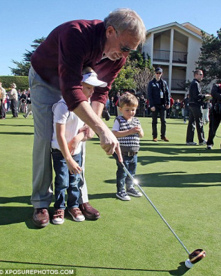 Фото 13957 к новости Кевин Костнер обучает сыновей гольфу