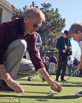 Фото 13958 к новости Кевин Костнер обучает сыновей гольфу