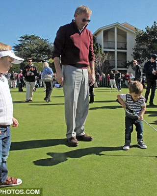 Фото 13959 к новости Кевин Костнер обучает сыновей гольфу