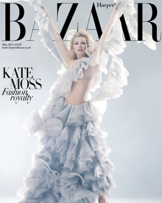 Фото 15482 к новости Кейт Мосс, раритетные платья Alexander McQueen и Harper`s Bazaar: чтобы помнили