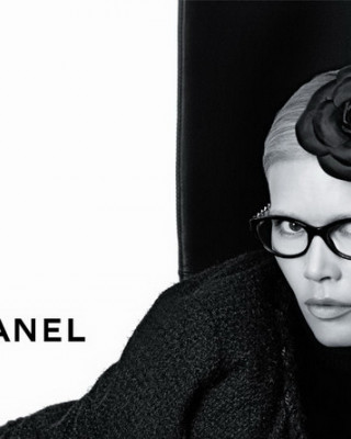 Фото 16575 к новости Клаудия Шиффер в рекламной кампании очков Chanel