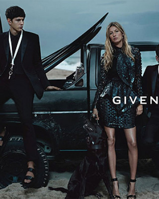 Фото 20128 к новости Лови волну: Жизель Бундхен в "серферской" рекламе Givenchy