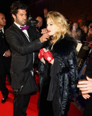 Фото 20577 к новости Мадонна пытается скрыть возраст с помощью перчаток