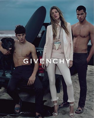 Фото 20667 к новости Пляжная вечеринка: Жизель Бундхен для Givenchy
