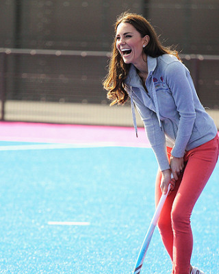 Герцогиня Кэтрин играет в хоккей