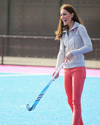 Герцогиня Кэтрин играет в хоккей