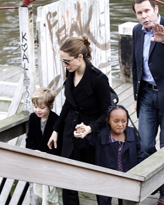 Анджелина Джоли погуляла с детьми по Амстердаму