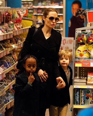 Анджелина Джоли погуляла с детьми по Амстердаму