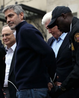 Джорджа Клуни выпустили из-под ареста через несколько часов