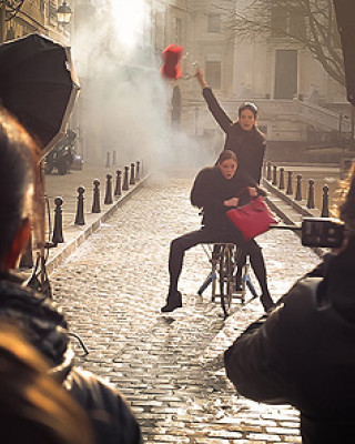 Коко Роша покоряет Париж на велосипеде