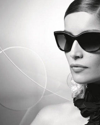 Фото 29386 к новости Летиция Каста рекламирует очки от Chanel