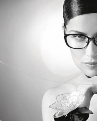 Фото 29387 к новости Летиция Каста рекламирует очки от Chanel