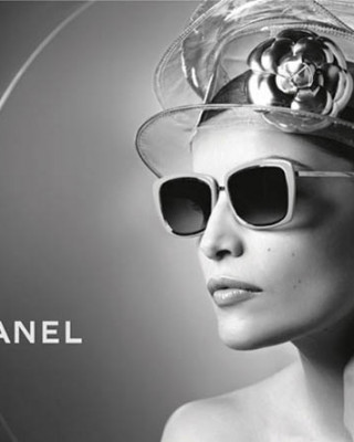 Фото 29389 к новости Летиция Каста рекламирует очки от Chanel