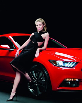 Фото 33673 к новости Сиенна Миллер стала рекламным лицом Ford Mustang 
