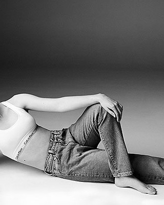 Лотти Мосс в рекламной кампании Calvin Klein