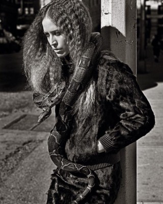 Фото 37166 к новости Ракель Циммерман в парижском Vogue
