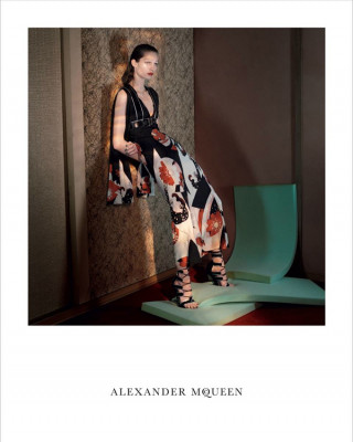 Фото 39564 к новости Каролин Волтер специально для Alexander McQueen