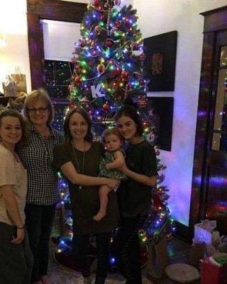Звезда сериала «Милые обманщицы» Люси Хейл встретила Рождество в семейном кругу