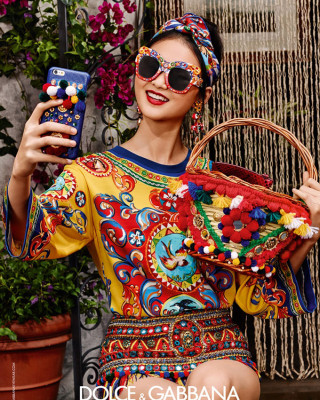 Фото 48687 к новости Лума Грот и другие рекламируют солнцезащитные очки Dolce & Gabbana