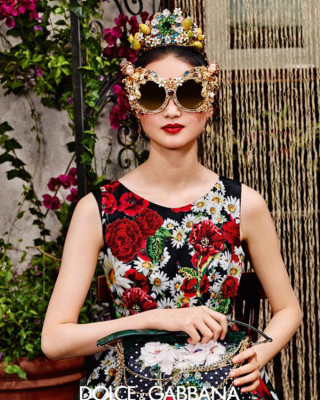 Фото 48691 к новости Лума Грот и другие рекламируют солнцезащитные очки Dolce & Gabbana
