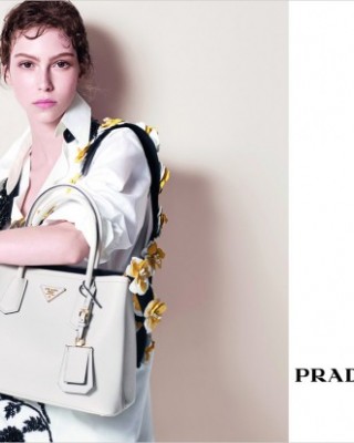 Фото 49437 к новости Саша Пивоварова и другие в рекламе Prada