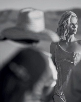 Фото 52299 к новости Абсолютная женственность Шарлиз Терон в рекламе Christian Dior J’adore