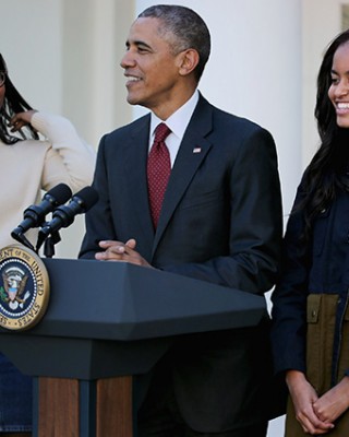 Саша и Малия Обама с отцом