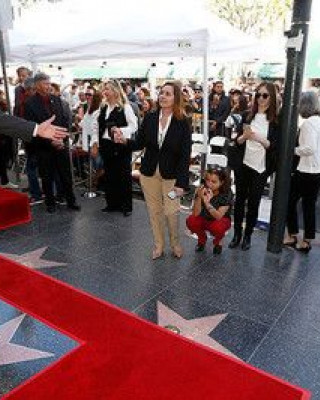 Фото 52480 к новости Звезда Хью Лори появилась на Аллее славы Голливуда