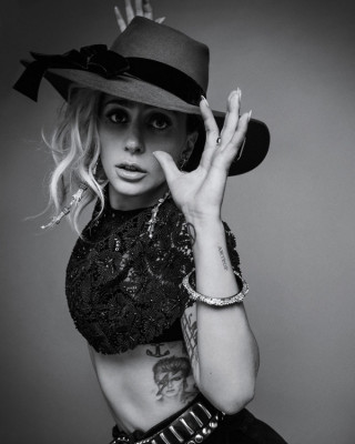 Фото 53085 к новости Леди Гага в юбилейном выпуске Harper’s Bazaar 