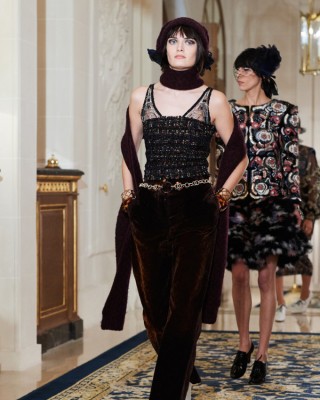 Фото 53770 к новости Лили-Роуз Депп и другие в показе Модного дома Chanel