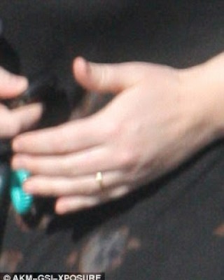 Обручальное кольцо на безымянном пальце Адель