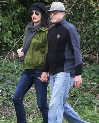 Амаль и Джордж Клуни на прогулке