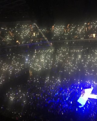 Ариана Гранде на концерте в Сакраменто, выступая в рамках тура Dangerous Woman Tour