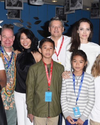 Анджелина Джоли с детьми и командой фильма «Сначала они убили моего отца»