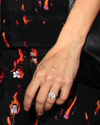 Фото 60185 к новости Сиенна Миллер появилась с помолвочным кольцом на руке